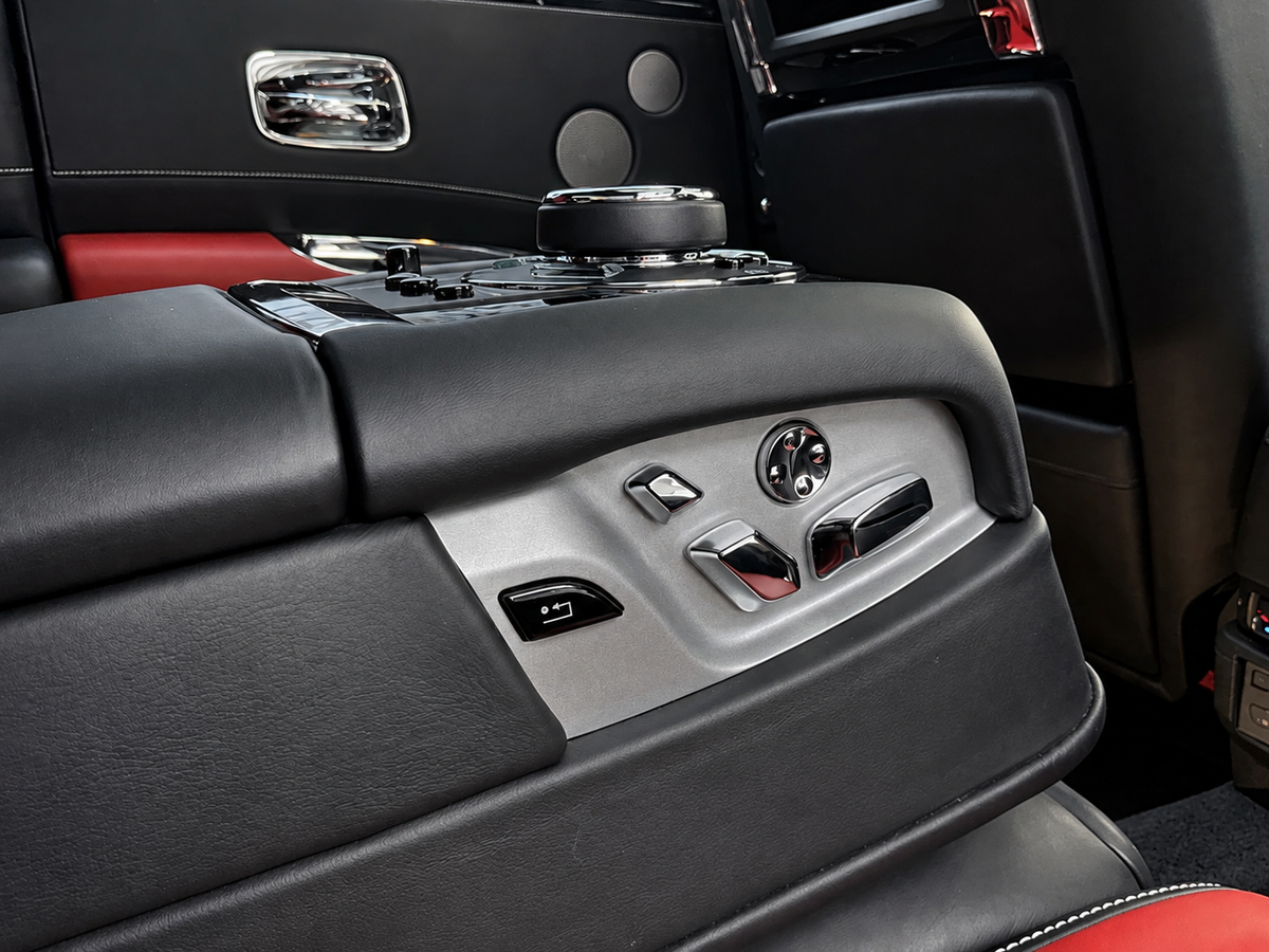 Rolls-Royce Ghost, blood-red interior